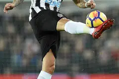 TUNGGAK UTAMA: Shelvey kian bersinar di bawah bimbingan Benitez, yang pernah memimpinnya di Liverpool. - Foto AFP.