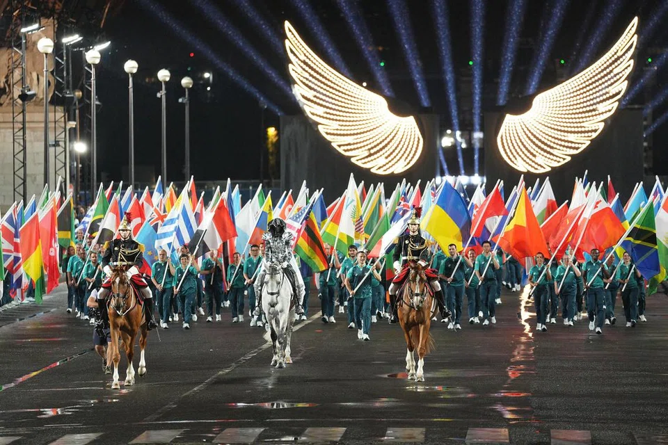 Suasana pesta mewarnai upacara pembukaan Sukan Olimpik 2024, antara lain dengan seorang pegawai Gendarmerie Nasional, salah satu daripada dua angkatan polis Perancis, menunggang kuda memimpin para sukarelawan yang membawa bendera pasukan-pasukan Olimpik.  