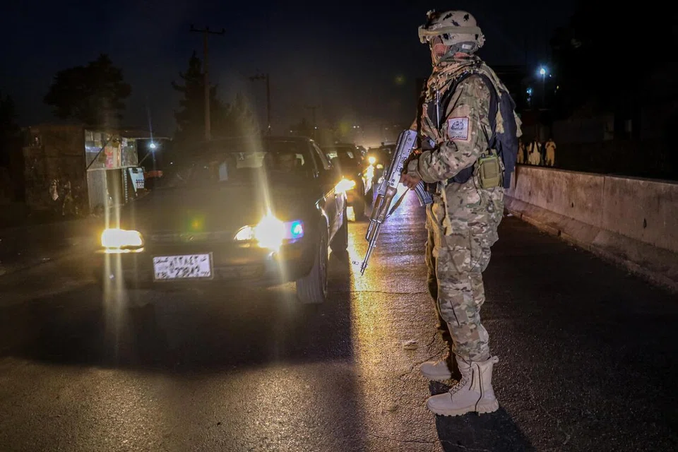  Seorang anggota keselamatan Taliban memeriksa kenderaan di sekatan jalan raya di Kabul, Afghanistan, 26 Februari 2026. Pertempuran tercetus di sepanjang sempadan apabila pihak berkuasa Taliban mendakwa tentera Afghanistan menyerang pos tentera Pakistan susulan serangan udara Pakistan di Nangarhar dan Paktia. Kedua-dua pihak melaporkan pertempuran sengit dan korban jiwa, sekali gus meningkatkan ketegangan antara Afghanistan dan Pakistan di tengah hubungan diplomatik yang semakin meruncing. 