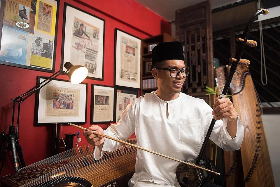 DARI BIDANG KEJURURAWATAN KE MUZIK CINA: Encik Mohamed Faizal kini memiliki sembilan alat muzik guzheng dan empat erhu dalam koleksinya. - Foto BM oleh SYAMIL SAPARI