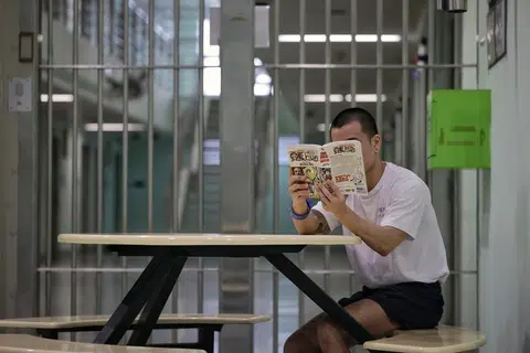 Andy (bukan nama sebenar), salah seorang peserta Project Rekindle sedang membaca siri komik manga Jepun kegemarannya di Institusi A3 Kompleks Penjara Changi pada 20 Disember 2024.