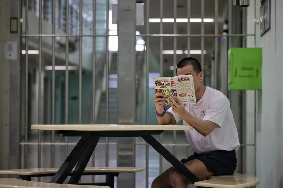 Andy (bukan nama sebenar), salah seorang peserta Project Rekindle sedang membaca siri komik manga Jepun kegemarannya di Institusi A3 Kompleks Penjara Changi pada 20 Disember 2024.