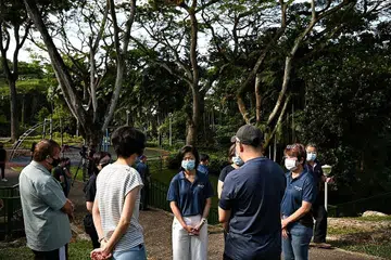 BERI JAMINAN: Cik Sim Ann (tengah) dilihat sedang berbual dengan beberapa penduduk yang tinggal di kawasan berdekatan Greenridge Crescent itu bahawa beliau akan memastikan keselamatan di kawasan itu menyusuli tragedi yang menimpa pasangan kembar 11 tahun yang dijumpai terbujur di kawasan itu. - Foto BH oleh KUA CHEE SIONG