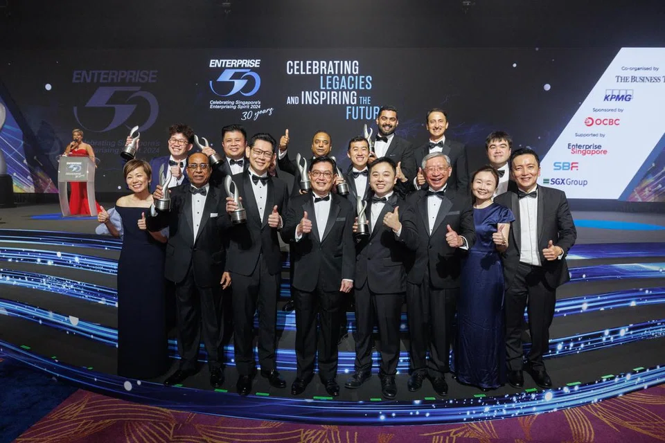 10 pemenang Anugerah Enterprise 50 terbaik pada 2024 bersama tetamu terhormat, Timbalan Perdana Menteri, Encik Heng Swee Keat (depan, empat dari kiri), pada 25 November 2024.