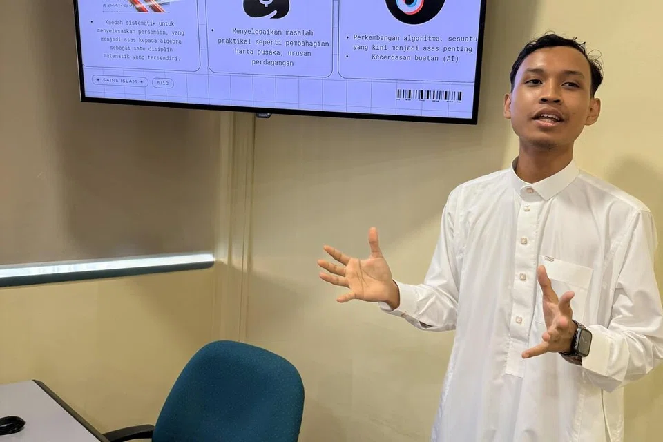 Pelajar Diploma Pengajian Islam di Institut Pengajian Tinggi Al-Zuhri, Encik Naqiy Muzhaffar Mubarak, kelihatan sedang membuat pembentangan tugasannya di dalam kelas pada 12 Disember 2024. 