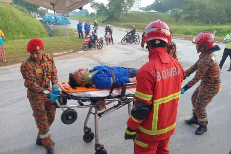 Sebahagian daripada penumpang bas kilang yang cedera diberikan rawatan awal di lokasi. 