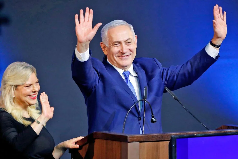 RAI KEMENANGAN: Encik Benjamin Netanyahu dan isterinya, Cik Sarah, bertemu penyokong di ibu pejabat Parti Likud di bandar Tel Aviv, semalam. - Foto AFP