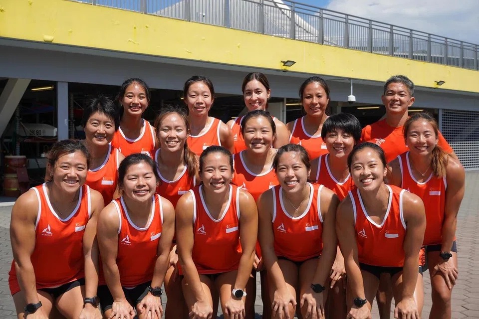 Jurulatih bot naga wanita Singapura, Bryan Kieu (barisan belakang di kanan), berkata walaupun anak didiknya perlu mengimbangi masa antara pekerjaan dan latihan, mereka tetap menunjukkan sikap profesional yang tinggi. Beliau dilihat bersama 14 atlet bot naga wanita yang akan ke Sukan SEA 2025.