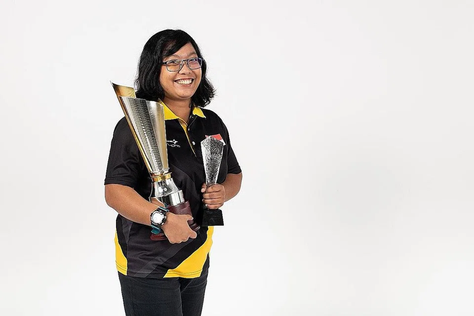 Nur Syahidah Alim, atlet-para memanah nasional, yang memenangi pingat emas bersejarah dalam Kejohanan Memanah Para Sedunia 2019 di Belanda. Beliau juga dinobat Atlet Wanita Terbaik dalam Anugerah Sukan Kurang Upaya Singapura