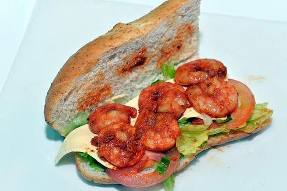 PASTI ENAK: Udang berempah ini mendapat perhatian ramai pelanggan Restoran Make-A-Wich.