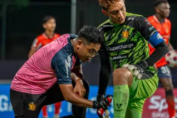 Penjaga gol Hougang United, Ridhuan Barudin (kanan), sertai skuad Singa untuk ke Piala Asean Hyundai 2026 yang akan bermula pada 24 Julai. Pengalaman penjaga gol berusia 39 tahun itu disifatkan sebagai berharga oleh ketua jurulatih, Gavin Lee.