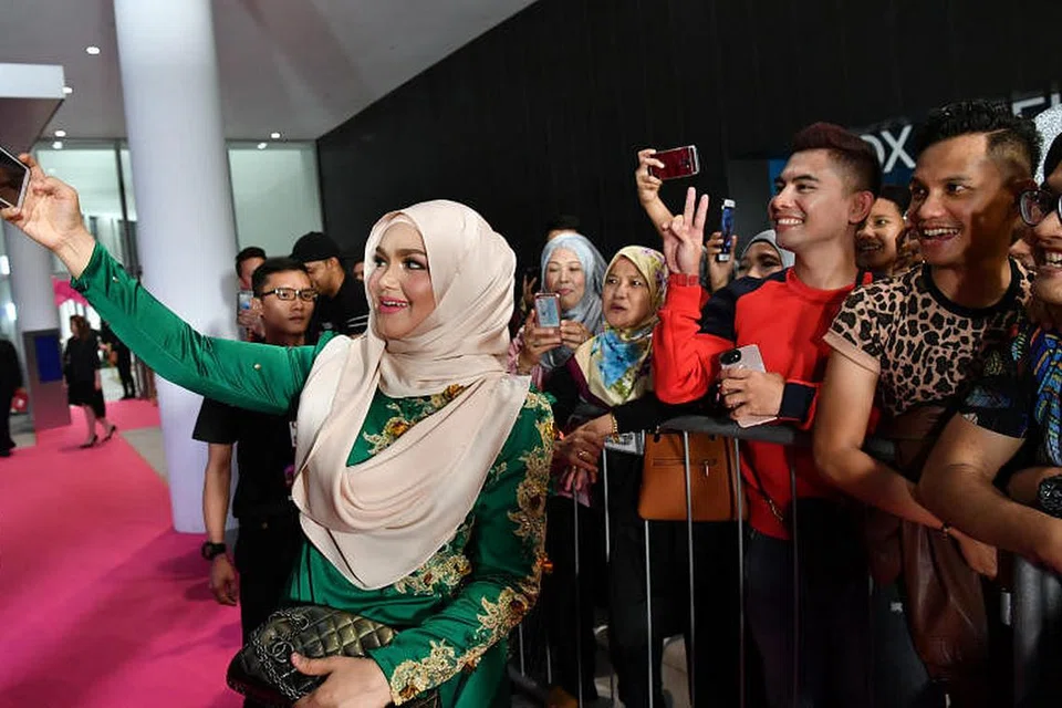 DISAYANGI PEMINAT: Peminat setia Datuk Seri Siti Nurhaliza begitu ceria apabila berpeluang merakam swafoto bersama bintang pujaan mereka.