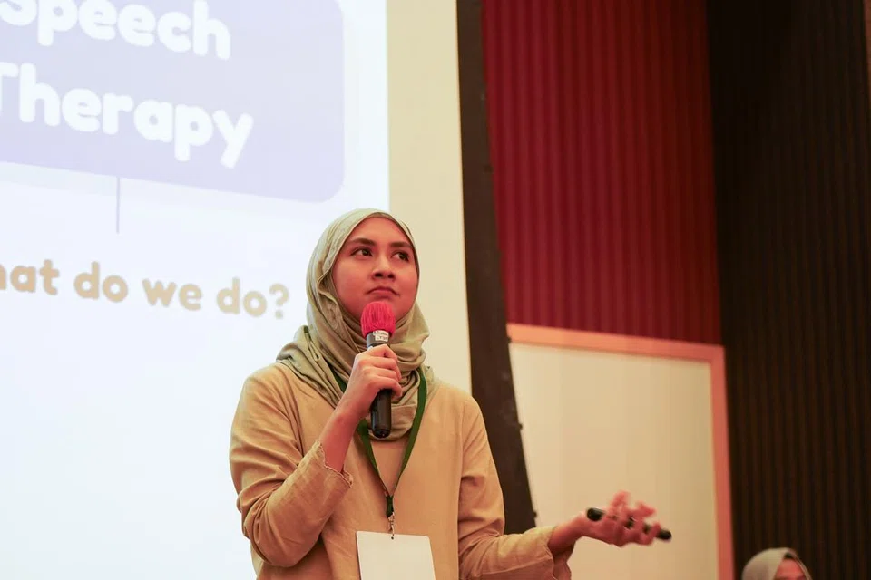Pelajar Terapi Bahasa dan Pertuturan tahun empat dari Institut Teknologi Singapura (SIT), Cik Nurul Diyanah Damanhuri, memberi pengenalan tentang kursusnya.