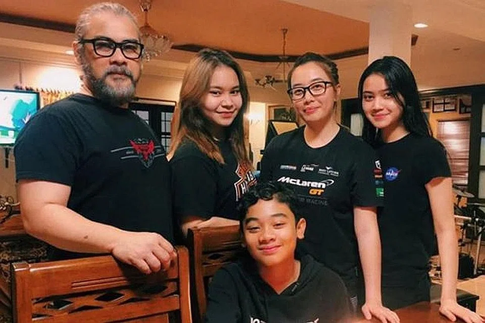 ANGGOTA KELUARGA KIAN BERTAMBAH: Datuk Awie (kiri) menanti kelahiran anak keenam hasil perkongsian hidup dengan Datin Sharifah Ladyana (berdiri dua dari kanan). Bersama mereka ialah tiga anak daripada perkahwinan pertama dan kedua Awie sebelum ini. - Foto INSTAGRAM AWIE