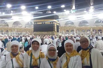 Seramai 5.4 juta umat Islam Indonesia kini dalam senarai menunggu untuk menunaikan haji dan angka itu terus meningkat setiap tahun. Dengan kuota tahunan sekitar 200,000 anggota jemaah, tempoh menunggu boleh mencecah sekurang-kurangnya 25 tahun.