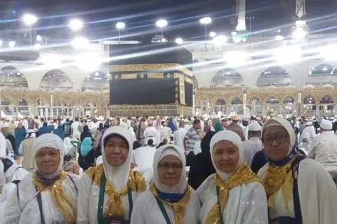 Seramai 5.4 juta umat Islam Indonesia kini dalam senarai menunggu untuk menunaikan haji dan angka itu terus meningkat setiap tahun. Dengan kuota tahunan sekitar 200,000 anggota jemaah, tempoh menunggu boleh mencecah sekurang-kurangnya 25 tahun.