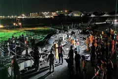 TINGGAL BANGKAI: Para pegawai menyiasat di bangkai pesawat Lionair yang meletup semasa berlepas di Lapangan Terbang Antarabangsa Manila dalam penerbangan membawa seorang pesakit warga Canada dan temannya dari Amerika ke Tokyo, kelmarin. - Foto EPA-EFE