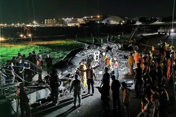 TINGGAL BANGKAI: Para pegawai menyiasat di bangkai pesawat Lionair yang meletup semasa berlepas di Lapangan Terbang Antarabangsa Manila dalam penerbangan membawa seorang pesakit warga Canada dan temannya dari Amerika ke Tokyo, kelmarin. - Foto EPA-EFE