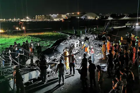 TINGGAL BANGKAI: Para pegawai menyiasat di bangkai pesawat Lionair yang meletup semasa berlepas di Lapangan Terbang Antarabangsa Manila dalam penerbangan membawa seorang pesakit warga Canada dan temannya dari Amerika ke Tokyo, kelmarin. - Foto EPA-EFE