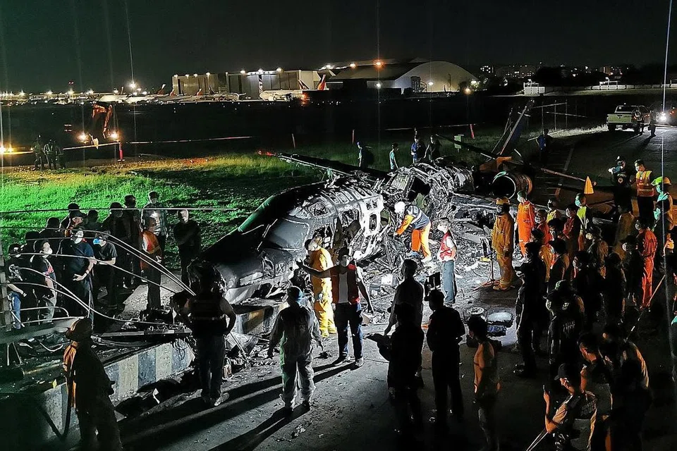 TINGGAL BANGKAI: Para pegawai menyiasat di bangkai pesawat Lionair yang meletup semasa berlepas di Lapangan Terbang Antarabangsa Manila dalam penerbangan membawa seorang pesakit warga Canada dan temannya dari Amerika ke Tokyo, kelmarin. - Foto EPA-EFE
