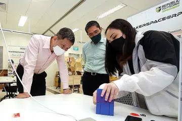 RUANG BARU: Menteri Pendidikan, Encik Chan Chun Sing (kiri) dan Menteri Kedua Pendidikan, Dr Mohd Maliki Osman (tengah), mengunjungi dan bertemu salah satu daripada empat pasukan 'start-up' yang mengusahakan perniagaan mereka di ruang baru di RP itu. - Foto LIANHE ZAOBAO.