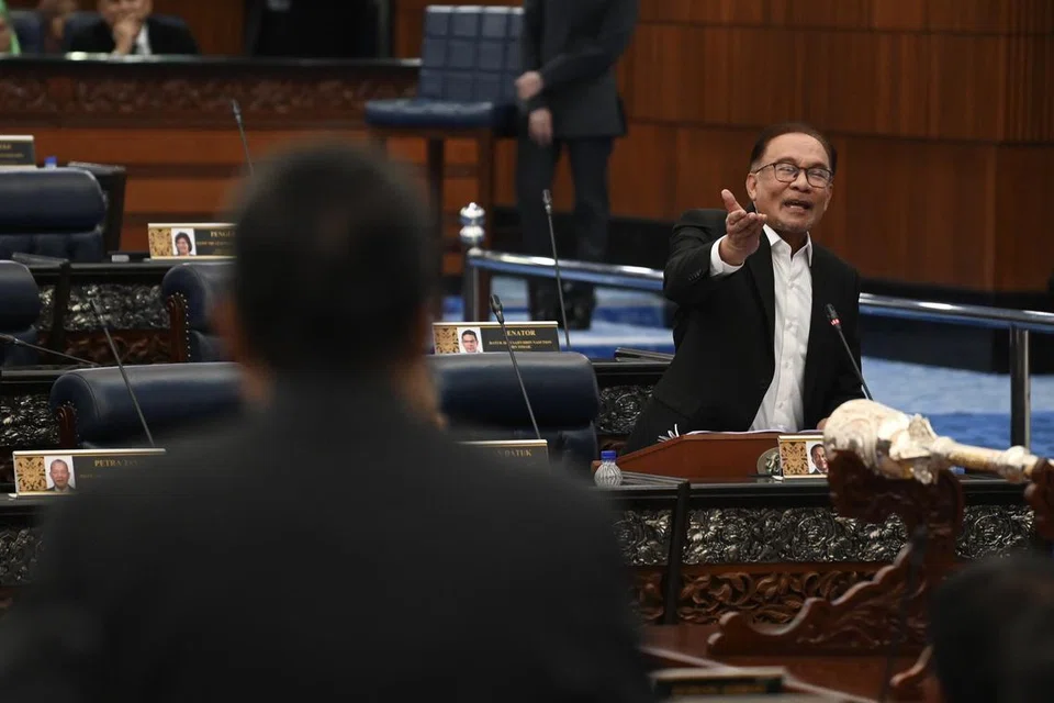 TIDAK CAMPUR TANGAN: Datuk Seri Anwar Ibrahim meminta mana-mana pihak agar tampil memberikan bukti berhubung dakwaan dirinya campur tangan dalam kes rasuah Datuk Ahmad Zahid.