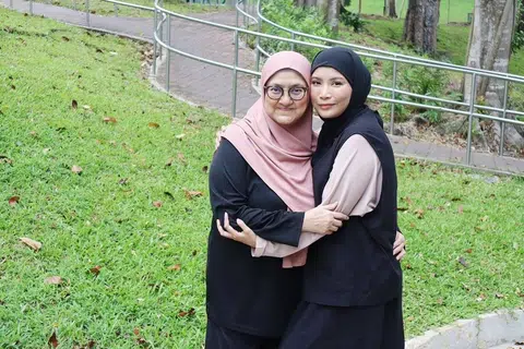 Pelakon dan pengacara Singapura, Shenty Feliziana (kanan) ingin membuat ibunya, Cik Rosmah Lamai gembira dan tidak tertekan selepas mendapat tahu mengenai keadaan kesihatan ibunya. 
