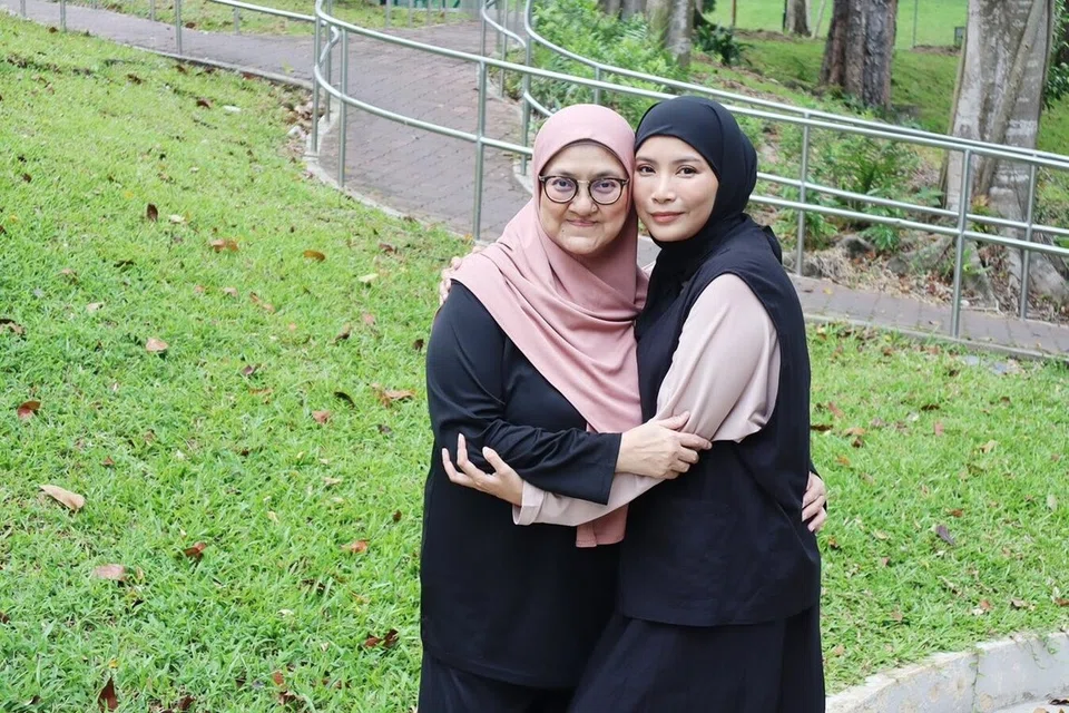 Pelakon dan pengacara Singapura, Shenty Feliziana (kanan) ingin membuat ibunya, Cik Rosmah Lamai gembira dan tidak tertekan selepas mendapat tahu mengenai keadaan kesihatan ibunya. 