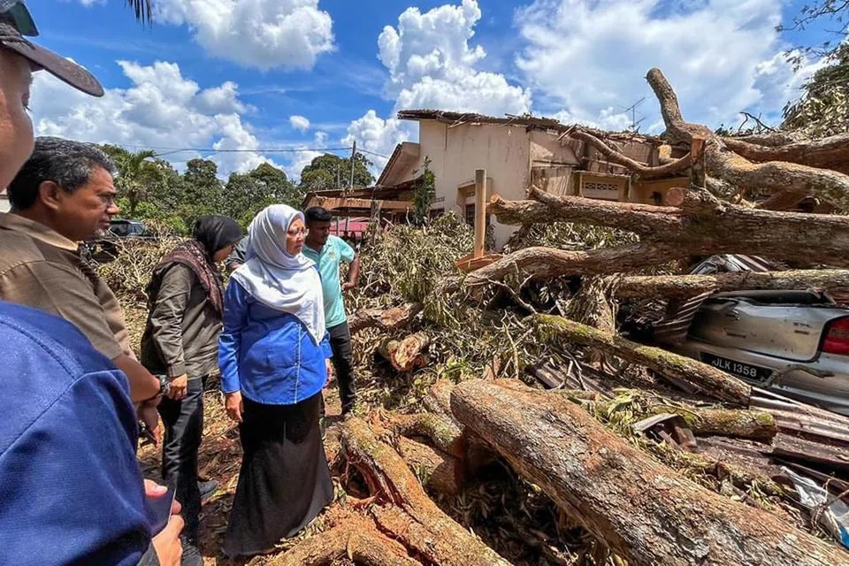 Ahli Parlimen Sekijang (Johor), Dr Zaliha Mustafa (dua dari kanan), yang juga Menteri di Jabatan Perdana Menteri (Wilayah Persekutuan), meninjau keadaan ribut di Kampung Mengkudu, Sekijang, Segamat, Johor, yang menyebabkan 100 rumah ranap dan banyak pokok tumbang merosakkan kenderaan.