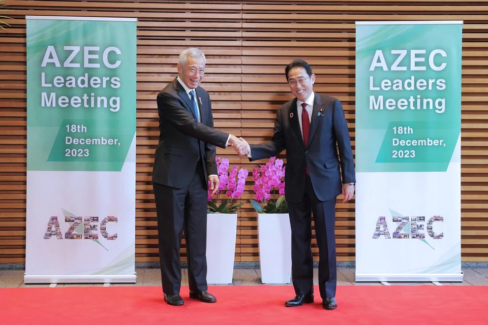 BEKERJASAMA: Perdana Menteri Singapura, Encik Lee Hsien Loong (kiri), bersama Perdana Menteri Jepun, Encik Fumio Kishida, di Mesyuarat Pemimpin Masyarakat Sifar Pelepasan Asia (Azec) di Tokyo, Jepun pada 18 Disember. 