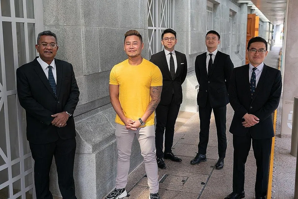 DI MAHKAMAH: Encik Johnson Ong Ming (dua dari kiri) bersama pasukan peguamnya dari Eugene Thuraisingam LLP. - Foto BH oleh RUEY LOON