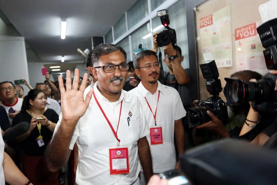 KEMENANGAN SELESA: Encik Murali berkata beliau akan bekerja keras bagi melaksanakan rancangan dan janjinya kepada penduduk SMC Bukit Batok. - Foto ZAOBAO
