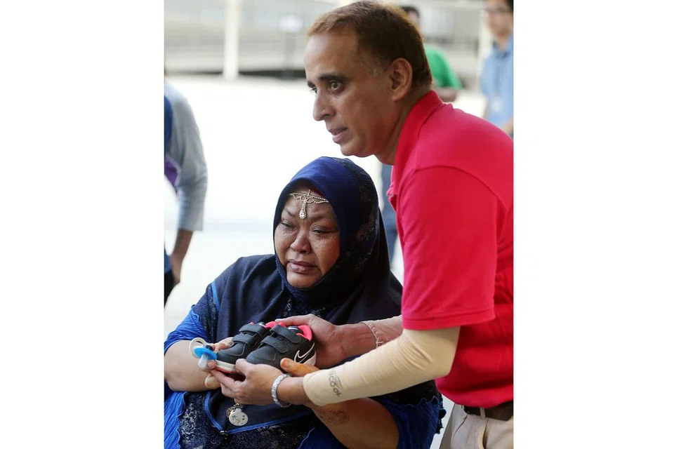 PERTEMUAN MENYAYAT HATI: Cik Masita yang masih menyimpan kasut dan puting Mohamad Daniel sebagai kenangan bertemu Encik Mohamad Nasser buat kali pertama di mahkamah semalam. - Foto THE STRAITS TIMES