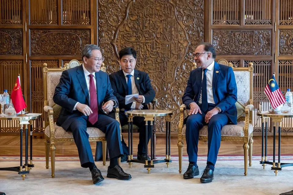 Perdana Menteri Malaysia, Datuk Seri Anwar Ibrahim (kanan), mengadakan perbincangan dengan Perdana Menteri China, Encik Li Qiang (kiri), pada 19 Jun di Putrajaya, sempena lawatan rasmi sulungnya sejak memegang jawatan itu ke Malaysia selama tiga hari bermula 18 Jun.