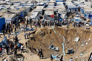 Penduduk Palestin memeriksa kesan serangan udara pemerintahan Israel ke atas sebuah gudang ubat berhampiran kawasan penempatan sementara penduduk yang dipindahkan di Deir al-Balah, tengah Gaza, pada 1 Ogos. Serangan itu berlaku ketika Lembaga Keamanan (BoP) memberi amaran bahawa serangan berterusan sejak dua hari lalu mengorbankan orang awam serta memusnahkan bekalan perubatan penting, sekali gus mengancam pelaksanaan pelan damai dan proses pelucutan senjata di Gaza.