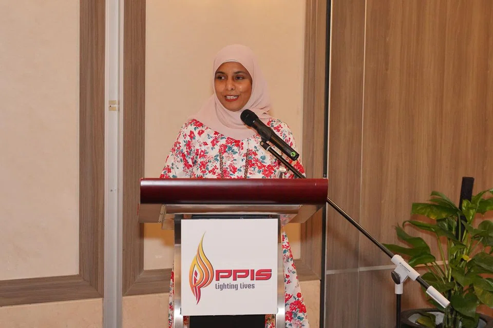 Profesor Madya Razwana Begum Abdul Rahim, memberi ucapan di mesyuarat agung PPIS di Grand Mecure Singapore Roxy pada 21 September.