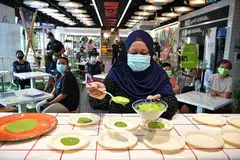 BELAJAR RESIPI BARU: Cik Munaliza bantu sediakan hidangan ikan kukus dengan bokchop dan sos hijau semasa acara demo memasak, Masak Masak semalam. - Foto BH oleh CHONG JUN LIANG