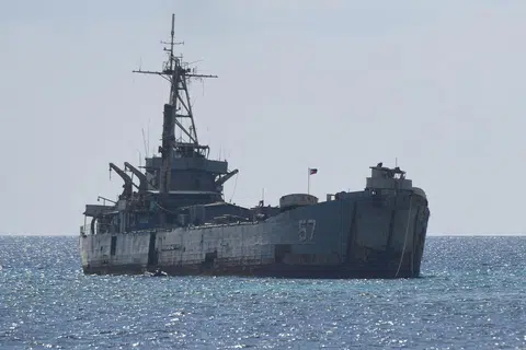 KETEGANGAN MENINGKAT: Fail foto menunjukkan kapal vintaj Perang Dunia II, BRP Sierra Madre, sengaja di tempatkan di sebuah terumbu untuk menegakkan tuntutan  perairannya di Second Thomas Shoal di Pulau Spratly yang menjadi pertikaian di Laut China Selatan.