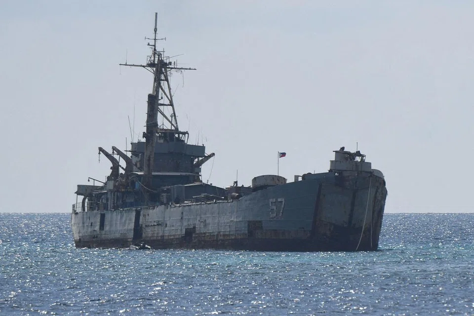 KETEGANGAN MENINGKAT: Fail foto menunjukkan kapal vintaj Perang Dunia II, BRP Sierra Madre, sengaja di tempatkan di sebuah terumbu untuk menegakkan tuntutan  perairannya di Second Thomas Shoal di Pulau Spratly yang menjadi pertikaian di Laut China Selatan.