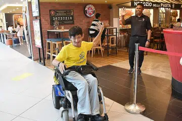 PILIH BERTUGAS DI KAWASAN SERANGOON: Encik Ang menghabiskan masa sekitar 12 jam sehari menghantar makanan di kawasan Serangoon kerana sudah mahir dengan selok-belok dan kemudahan yang ada di situ. - Foto BM oleh KHALID BABA