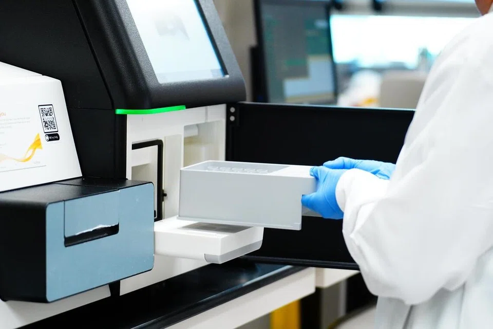 Mesin Mi-Seq mampu mengenal pasti persamaan genetik antara kes batuk kering yang berbeza.