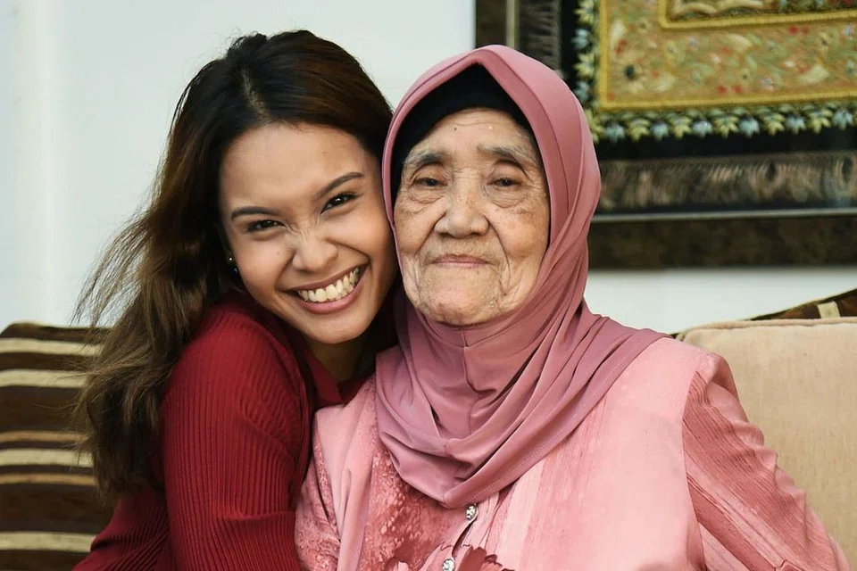 KELUARGA DIUTAMA: Farhana M Noor akur bukan mudah mencari keseimbangan dalam tugasan dan keluarga. Justeru, sekarang masanya beliau meluangkan lebih masa bersama keluarga terutama neneknya, Cik Mesma Dol (atas kanan), yang menghadapi demensia. - Foto BH oleh KHALID BABA