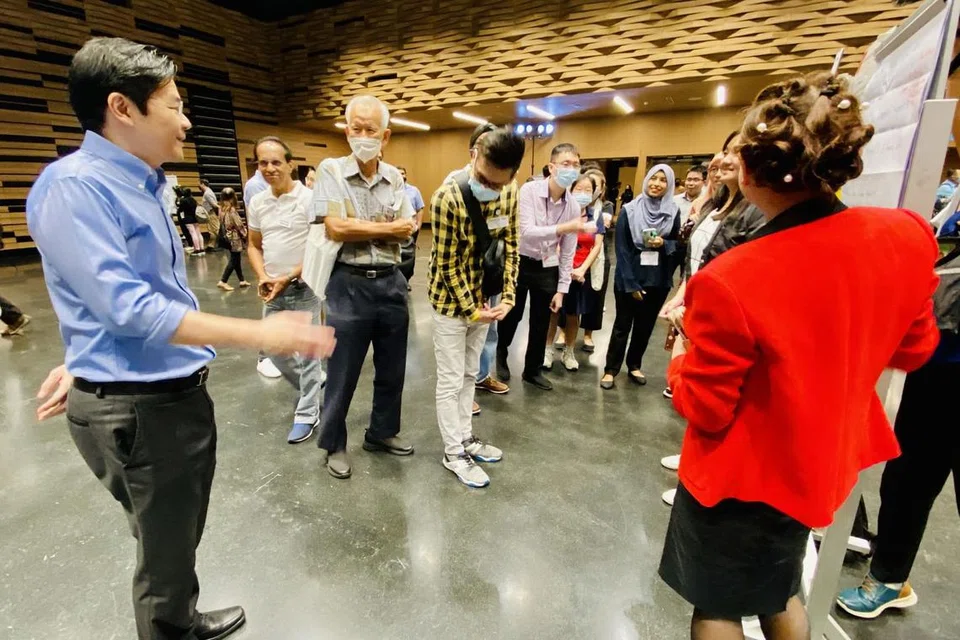 MASYARAKAT INKLUSIF: Timbalan Perdana Menteri, Encik Lawrence Wong (kiri) menyertai dialog Melakar Hala Tuju Singapura anjuran Reach di Universiti Pengurusan Singapura (SMU) malam kelmarin.- Foto BH oleh RABIATUL ADAWIYA BINHAN