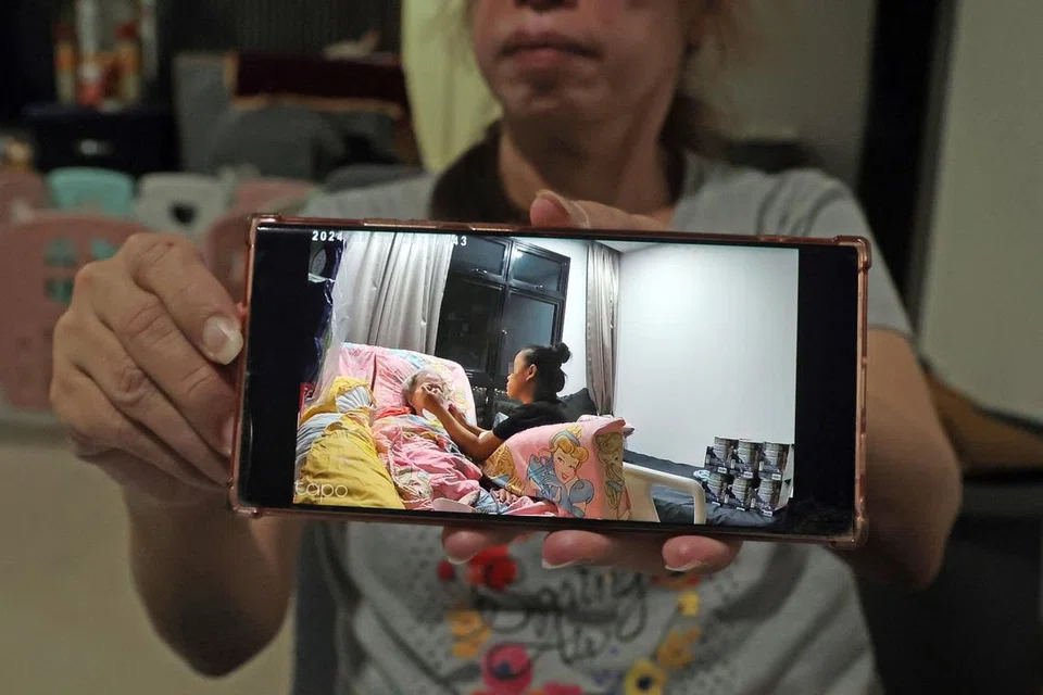 Rakaman kamera litar tertutup (CCTV) yang menunjukkan seorang wanita berusia 77 tahun didera. Menurut anak perempuan kepada wanita senja itu, laporan polis telah dibuat, tetapi tidak cukup bukti ditemui. 
