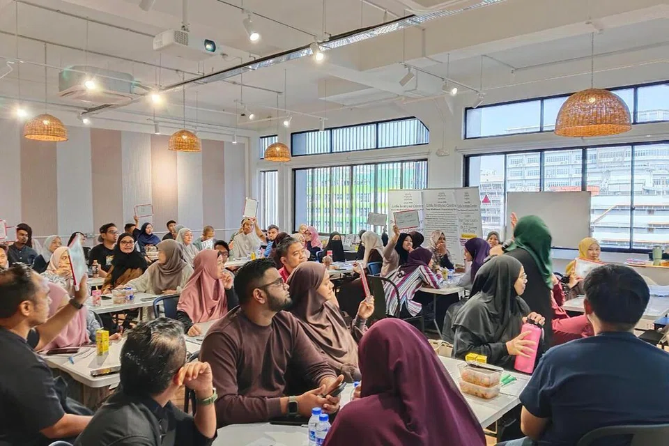 Para ibu bapa, yang anak mereka mengikuti kelas persediaan MET di Little Imtiyaz Centre, menghadiri bengkel untuk mempelajari teknik praktikal membimbing anak sepanjang persiapan menghadapi MET.