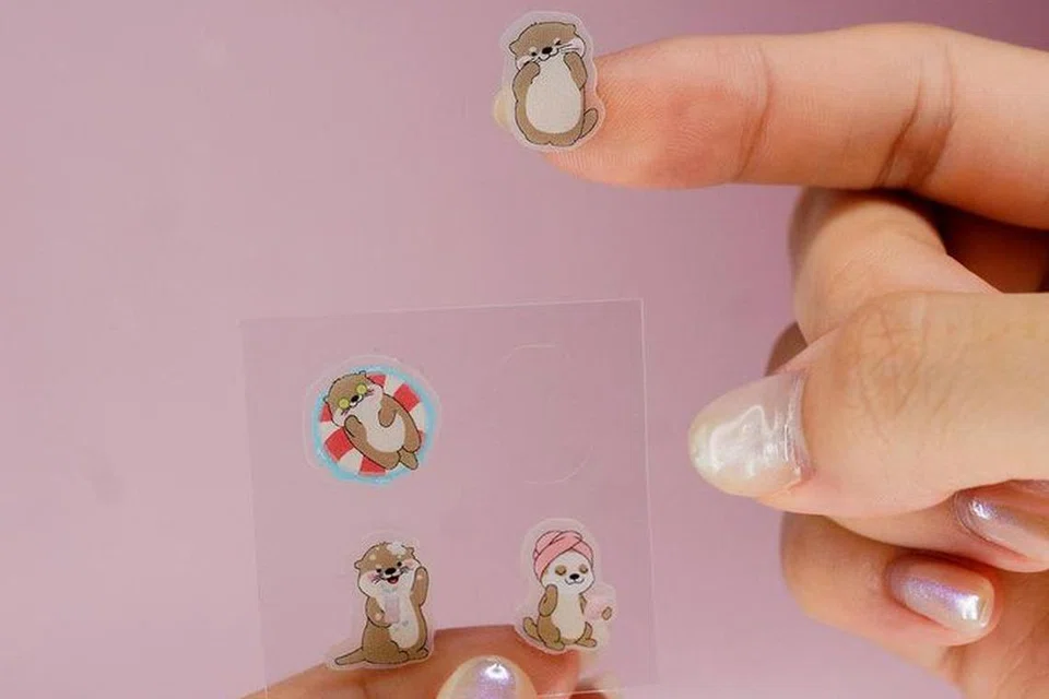 Pelekat jerawat ‘Otterly Clear’ edisi SG60 daripada Est.Lab, dihiasi ilustrasi memerang comel (percuma dengan pembelian bernilai $60). Ia diperkaya dengan zink ‘pyrrolidone carboxylic acid’ (PCA) dan ekstrak pegaga (centella asiatica) untuk mengawal minyak serta mempercepat penyembuhan tanpa meninggalkan parut.