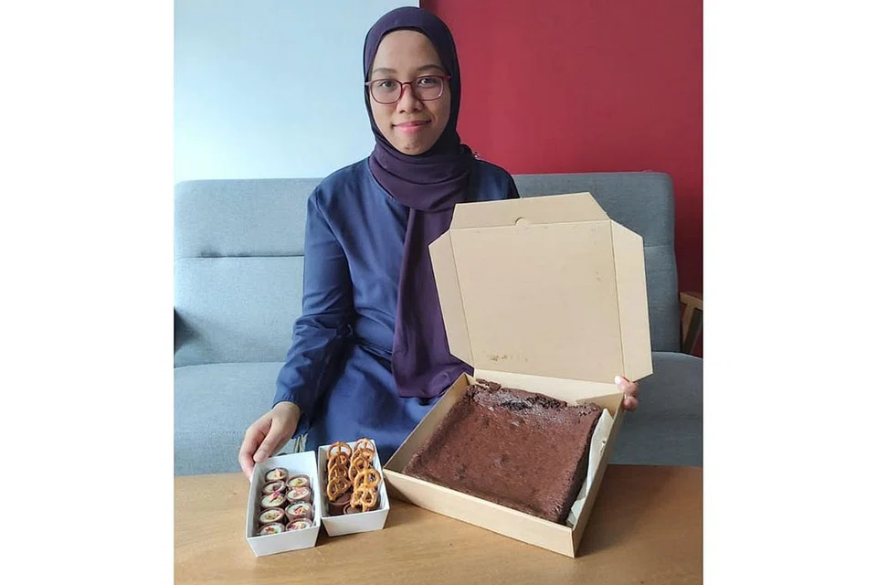 MERAIH LEBIH KEUNTUNGAN: Sebelum ini Cik Siti berkata beliau terpaksa menampung sebahagian kos penghantaran makanan untuk menarik perhatian pelanggan. Namun, dengan khidmat Halal with Hew, beliau meraih sebanyak 40 peratus lebih untung berbanding kepada menggunakan khidmat penghantaran biasa. - Foto ihsan SITI SHAMILA SUJAK