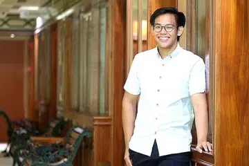 BANTU JEMAAH: Selepas tamat pengajiannya dalam bidang perubatan, Encik Adam Farid Tang, yang baru-baru ini menerima dermasiswa sebanyak $4,000, berharap beliau dapat membantu rombongan jemaah dalam misi haji ke Tanah Suci. - Foto ZAOBAO