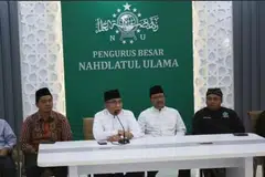 Pengerusi Nahdlatul Ulama (NU), Encik Yahya Cholil Staquf (tiga dari kiri), dalam sidang akhbar meminta maaf berhubung lima anggota NU yang bertemu dengan Presiden Israel, Encik Isaac Herzog, di Baitulmakdis.
