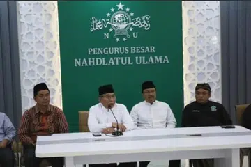 Pengerusi Nahdlatul Ulama (NU), Encik Yahya Cholil Staquf (tiga dari kiri), dalam sidang akhbar meminta maaf berhubung lima anggota NU yang bertemu dengan Presiden Israel, Encik Isaac Herzog, di Baitulmakdis.